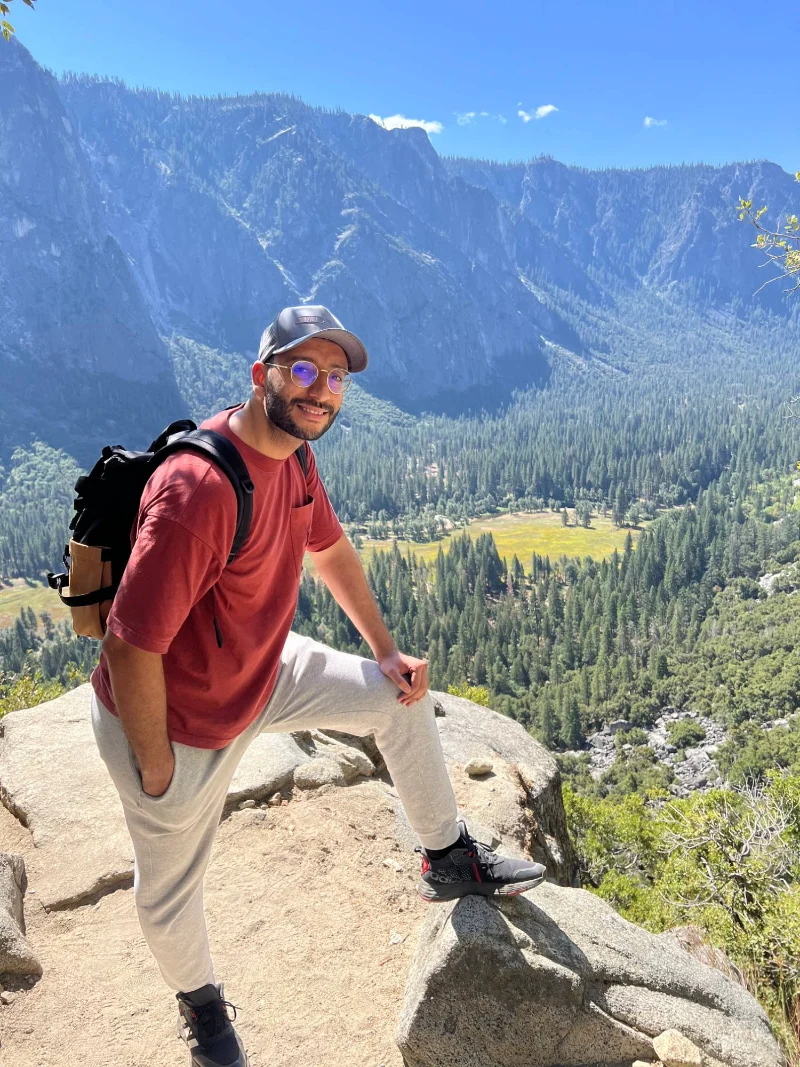 Abderrahmen Amich en randonnée dans les montagnes du parc national de Yosemite, en Californie