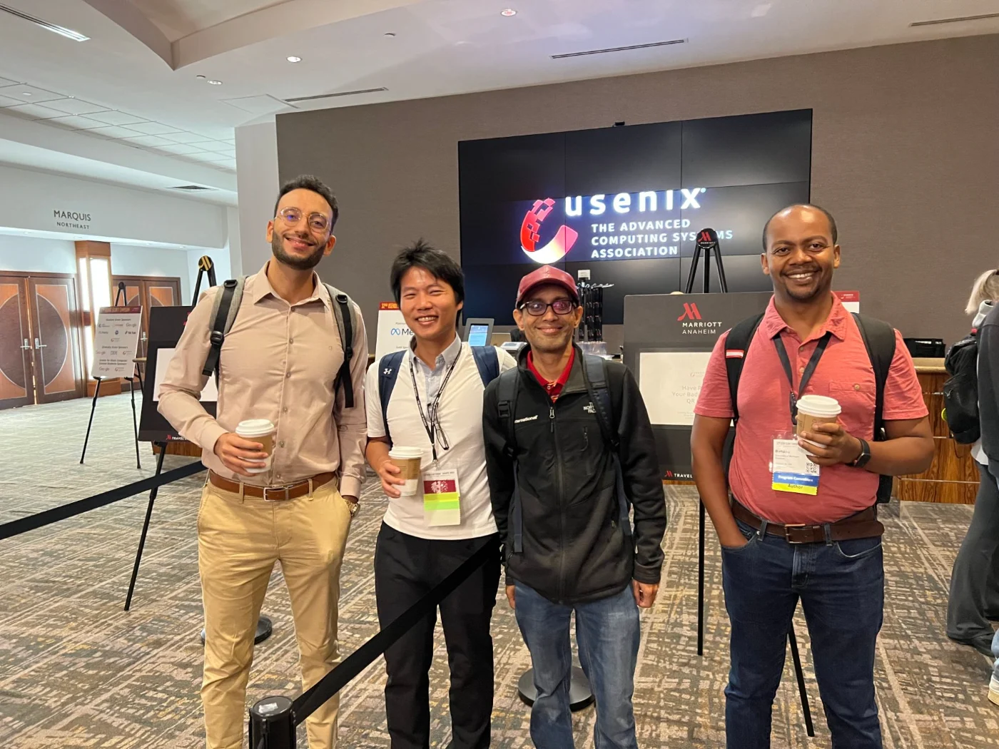Abderrahmen Amich et ses co-auteurs devant le stand USENIX à la conférence USENIX Security 2023, à Anaheim